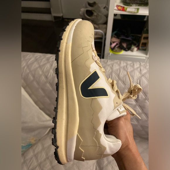 Veja women shoe size 7 Look NEW was seldom used. 
Was bought in Nortsdrom Rack. - Picture 1 of 12